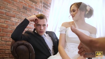 Fiatal menyasszony kápéért szopik a vőlegénye előtt Thumb