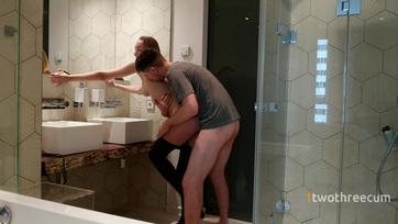 Fiatal pár baszik a fürdőszobában Thumb