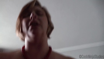 A nagy mellekkel megáldott nevelőanyukám begerjedt miközben simogattam majd elkezdett cumizni Thumb