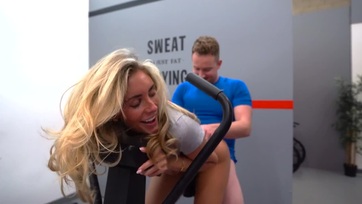 A félrelépő luvnya képtelen volt ignorálni a nyomulós edzője böszme brokiját a gyúróteremben Thumb