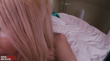 Munkálkodott a házastársa mikor a nagydudájú MILF engedte hogy a fogadott fia vadul megkuffantsa Thumb